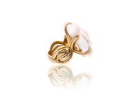 Chanel Camelia, anello con agata bianca - Asta Speciale