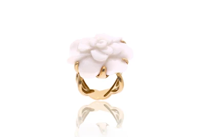 Chanel Camelia, anello con agata bianca - Asta Speciale