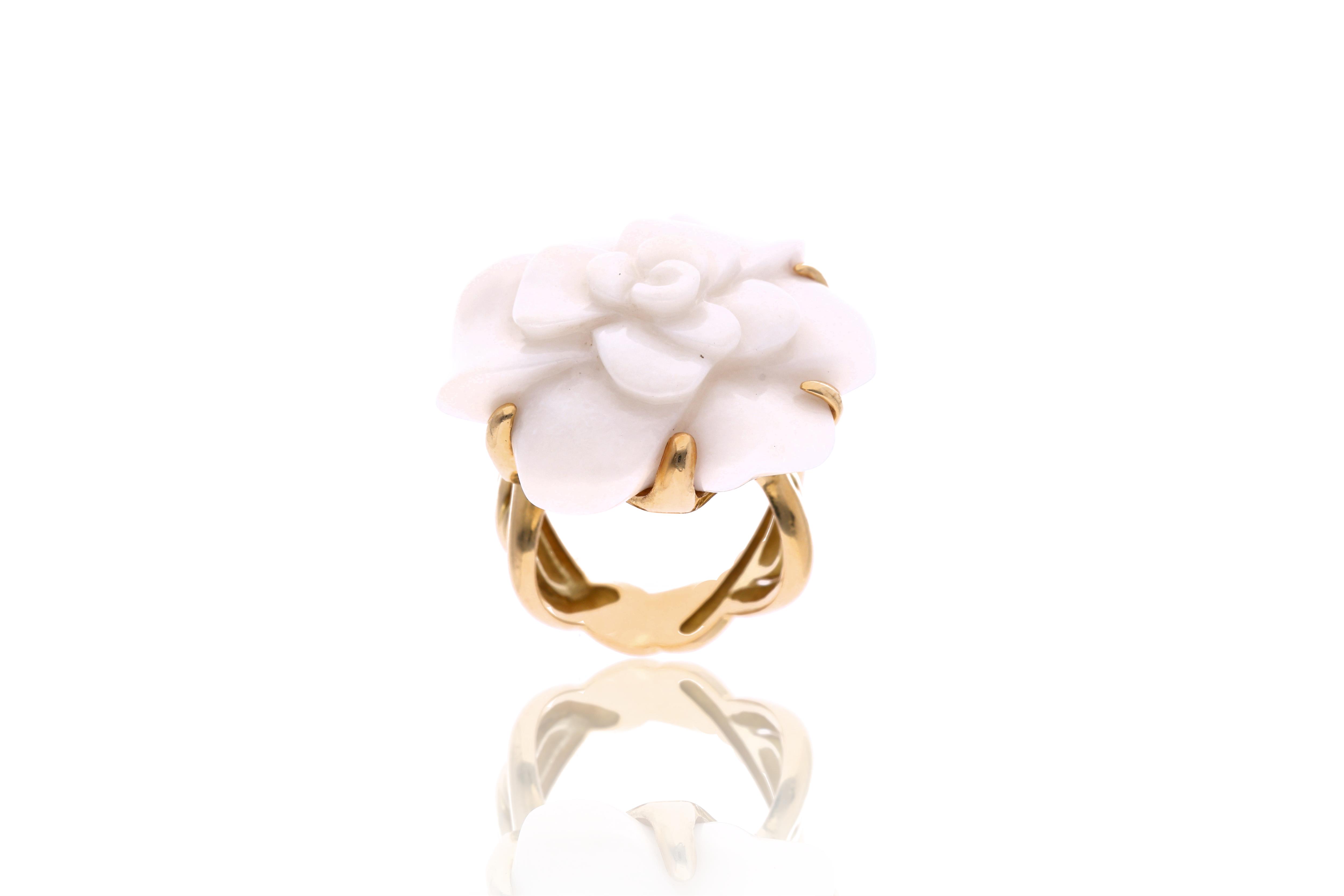 Chanel Camelia, anello con agata bianca - Asta Speciale