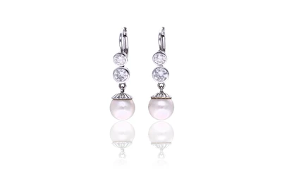 Paio di orecchini con diamanti e perle coltivate - Asta Speciale San Valentino Paio di orecchini con diamanti e perle coltivate - Asta Speciale San Valentino