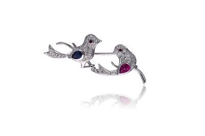 Spilla con diamanti, rubini e zaffiri - Asta Speciale San Valentino