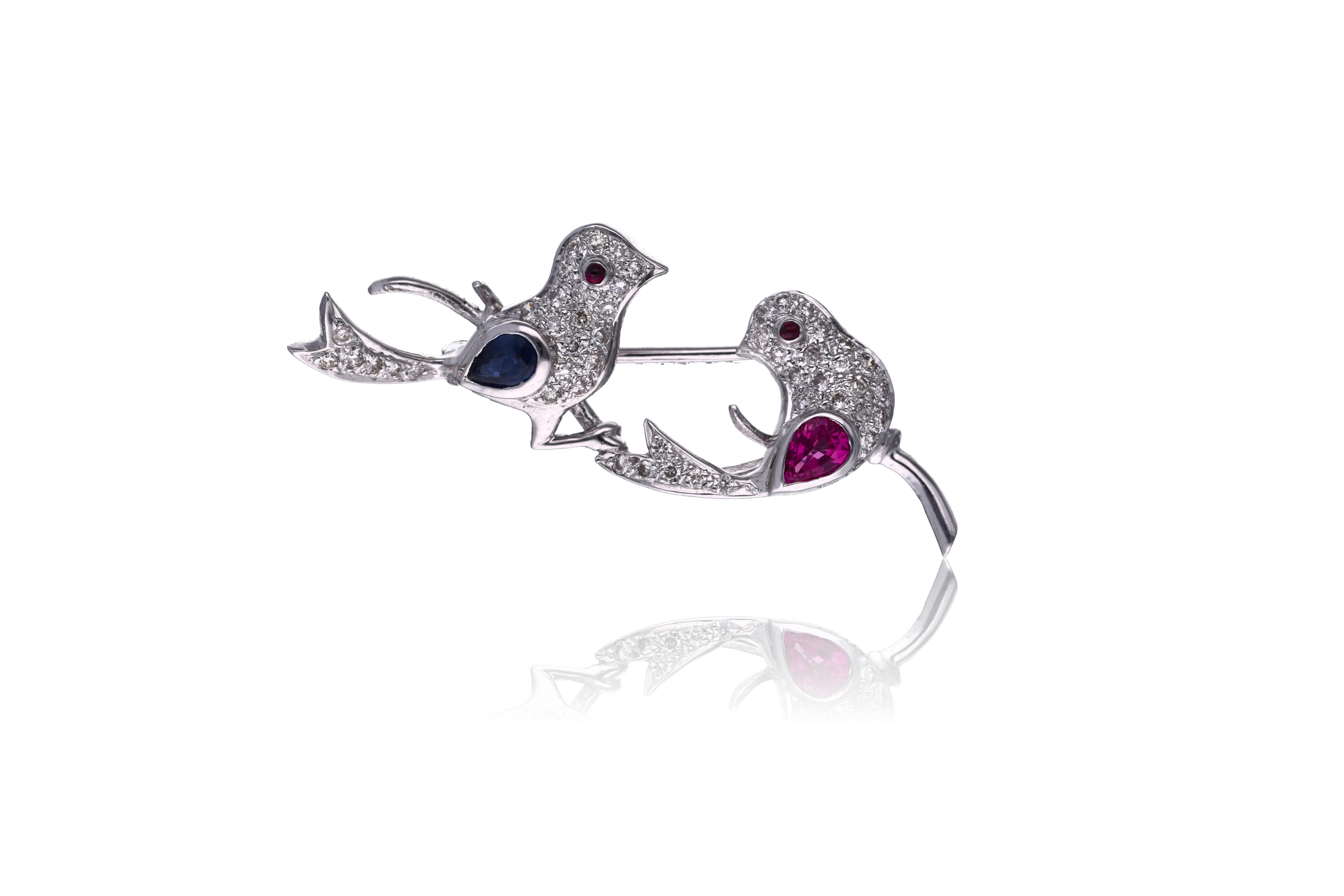 Spilla con diamanti, rubini e zaffiri - Asta Speciale San Valentino