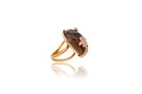 Anello con quarzo, madreperla e diamanti - Asta Tesori di Pasqua - Gioielli da riscoprire Anello con quarzo, madreperla e diamanti - Asta Tesori di Pasqua - Gioielli da riscoprire