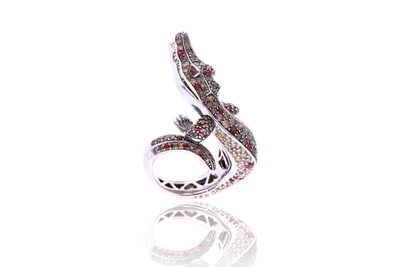 Sabbadini, anello a forma di coccodrillo con diamanti e corindoni - Asta Primavera d'Oro - Gioielli in fiore